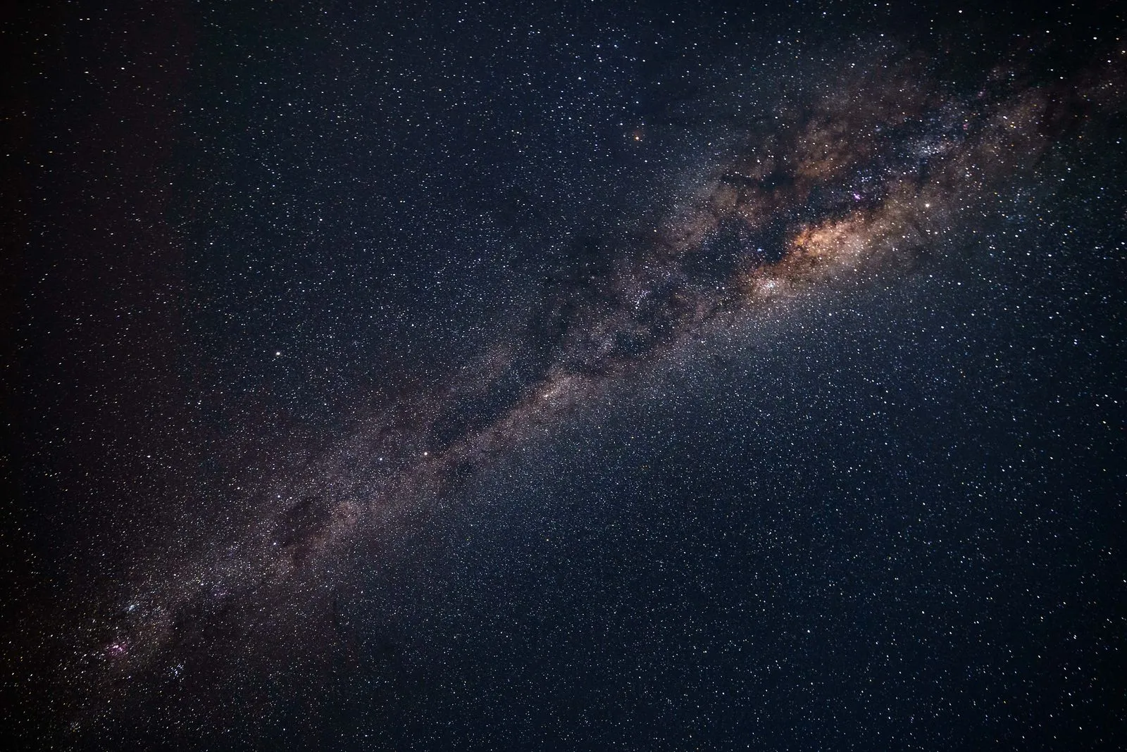 Faixa da Via Láctea repleta de estrelas no céu noturno